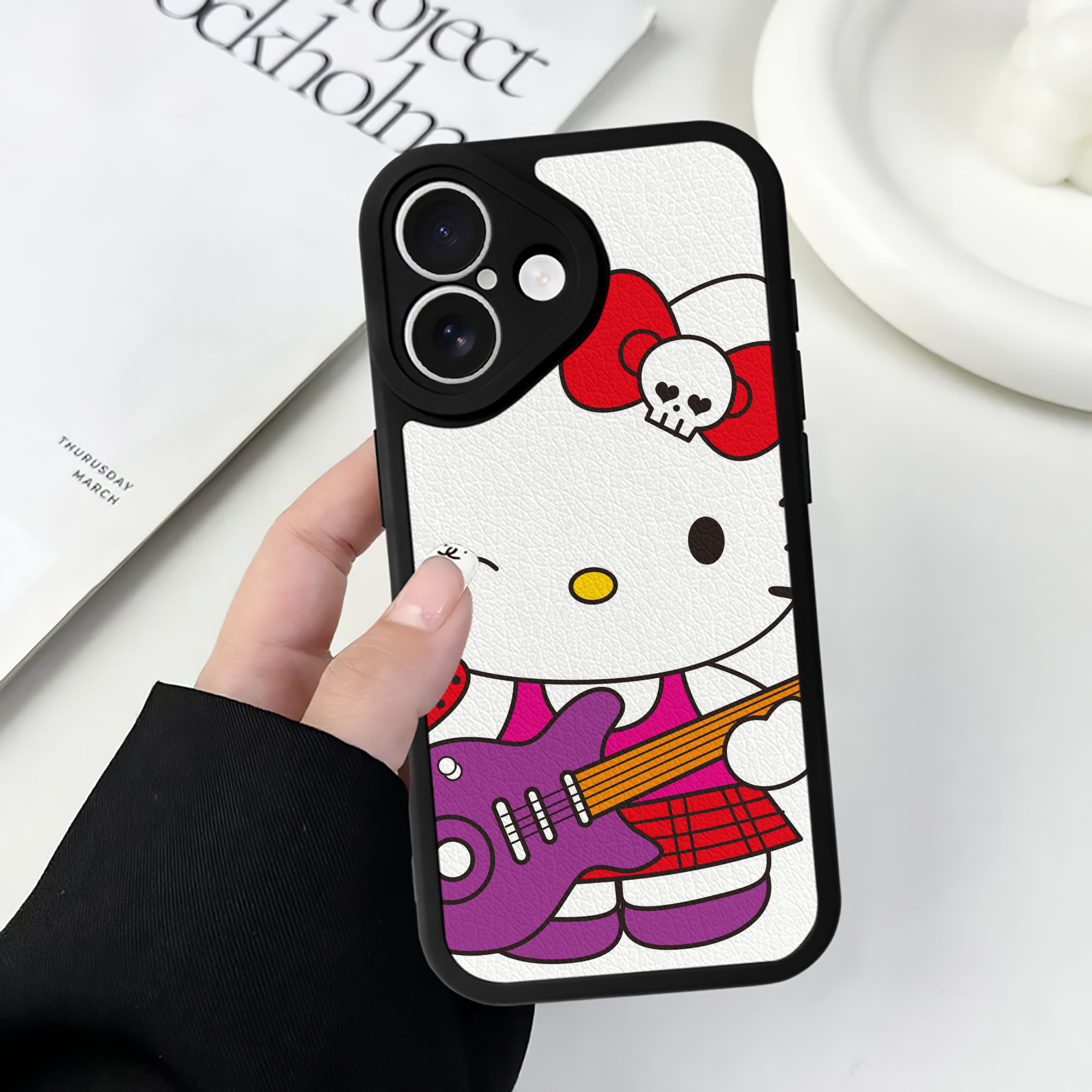 （画像用） Hello Kitty ハローキティ 【iPhone 16シリーズ対応】シリコンスマホケース（レザー調） 材質：シリコン